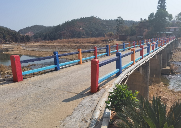 东源县叶潭镇半埔村村口,一座桥梁护栏涂有红,青,蓝三种颜色,极具畲族