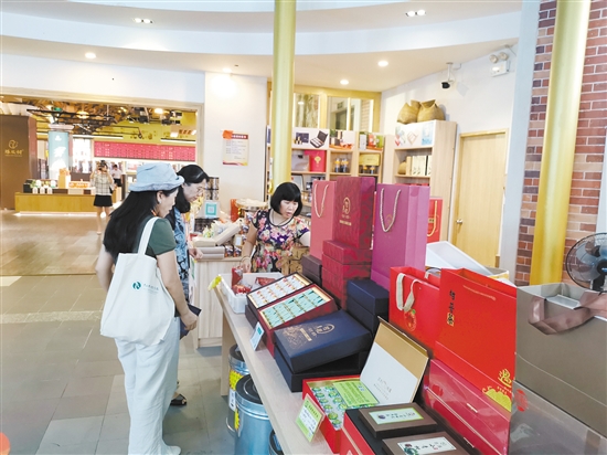 ③交易会上，不少茶友远道而来，品鉴地道的新会陈皮柑茶。