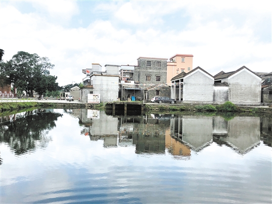 龙口镇霄南村，村中景色美如画。