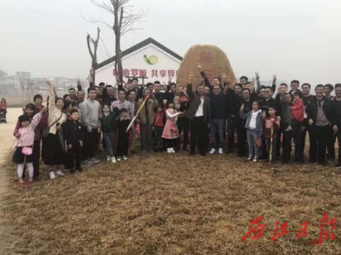 2019年大年初一乌石岗村民共享建设成果、共贺新年。