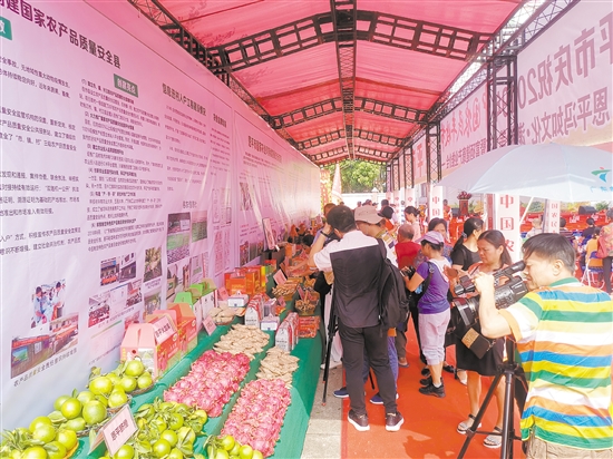 “特色农产品一条街”吸引众多游客及媒体关注。