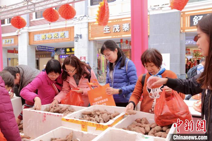年货节现场，众多广州市民前来购买清远市山货。　李锦泳 摄