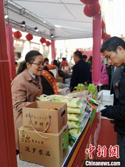 年货节现场，众多广州市民前来购买清远市山货。　许青青 摄
