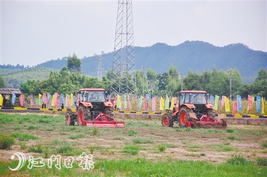 活动主会场，农用机械运转，项目火热开工建设。