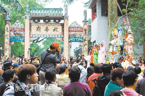 浮石飘色是当地的一种乡土习俗活动，在每年农历三月初三都举行飘色游行活动。