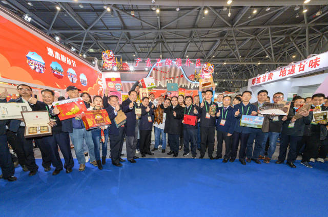 广东省委常委叶贞琴携地市农业分管领导在全国农交会上推介名特优新农产品。