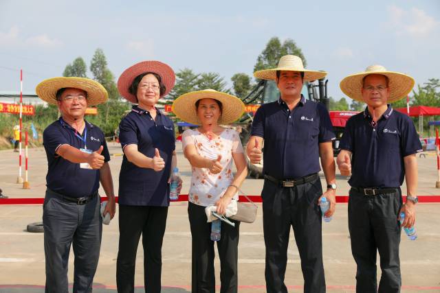 广东省农业农村厅、省农业技术推广中心农机部、肇庆市农业农村局相关负责人到比赛现场指导。 南方农村报 谢进扬 拍摄