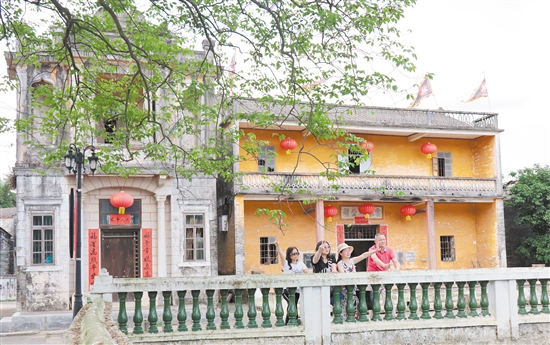 草坪村是“网红村”，吸引了不少游客到此游玩拍照。