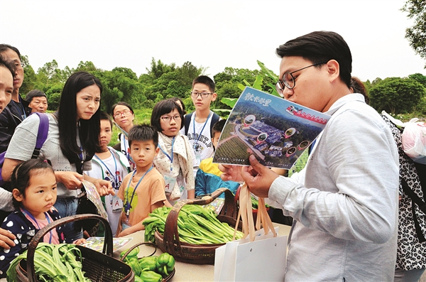     孩子们在秋长谷里感受劳动的快乐。