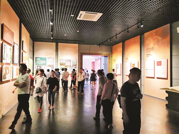     叶挺将军纪念园内游客不少。