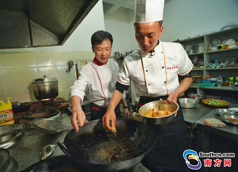 顺德职业技术学院教师正在教授煎炸技巧。南方日报 石磊 摄.jpg