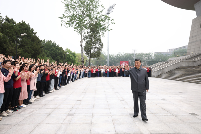 4月25日上午，中共中央总书记、国家主席、中央军委主席习近平来到中国人民大学考察调研。这是习近平向师生们挥手致意。图片来源：新华网5.jpg