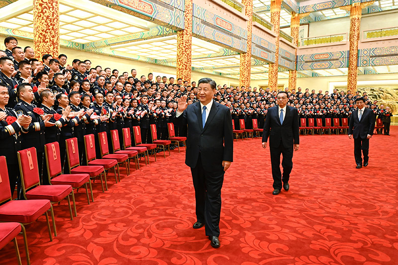 5月25日，党和国家领导人习近平、李克强、王沪宁等在北京人民大会堂会见全国公安系统英雄模范立功集体表彰大会代表。新华社记者 李学仁 摄.jpg