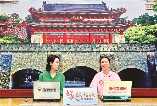     吴炳菊（右）做客“好人微访谈”。  惠州日报记者朱金赞 摄