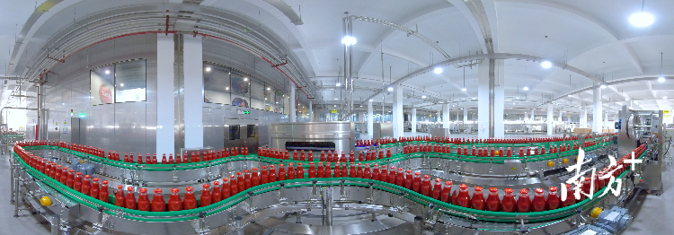 永益食品的番茄沙司玻璃瓶全自动生产线。受访者供图
