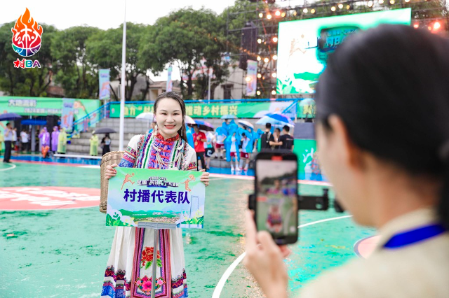 村播身着特色服饰来到现场。.jpg