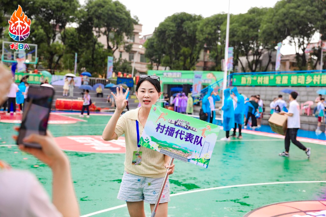 乡村主播们纷纷拿起手机直播村BA现场。.jpg