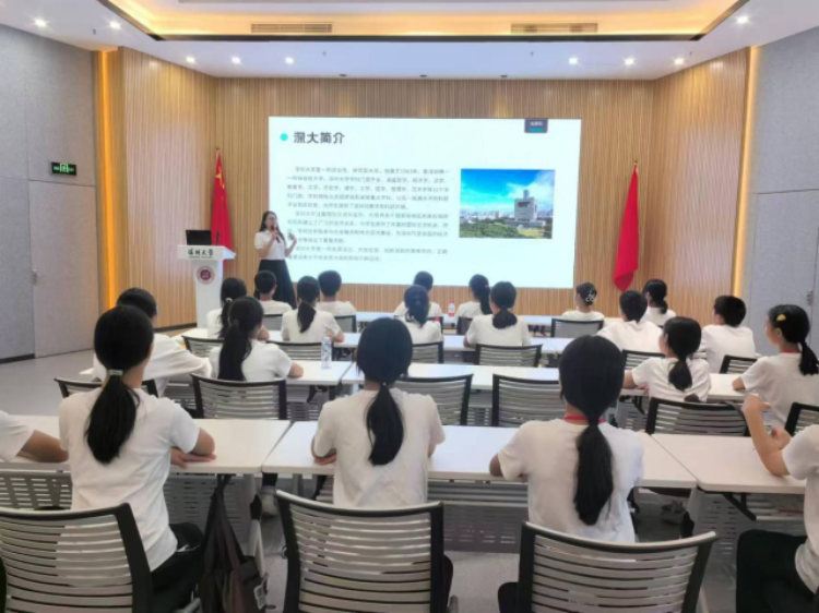 深圳大学学生为三角中学学生们分享中学学习规划及科学学习方法。