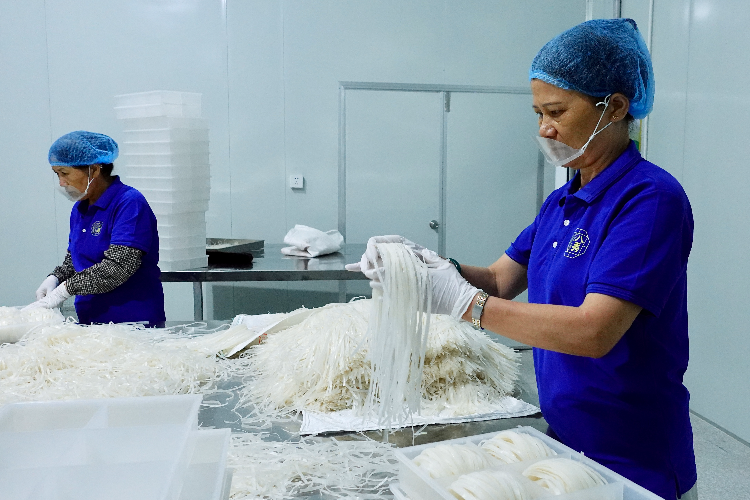 黄阿姨在八秀食品生产间工作。高雅雅 摄