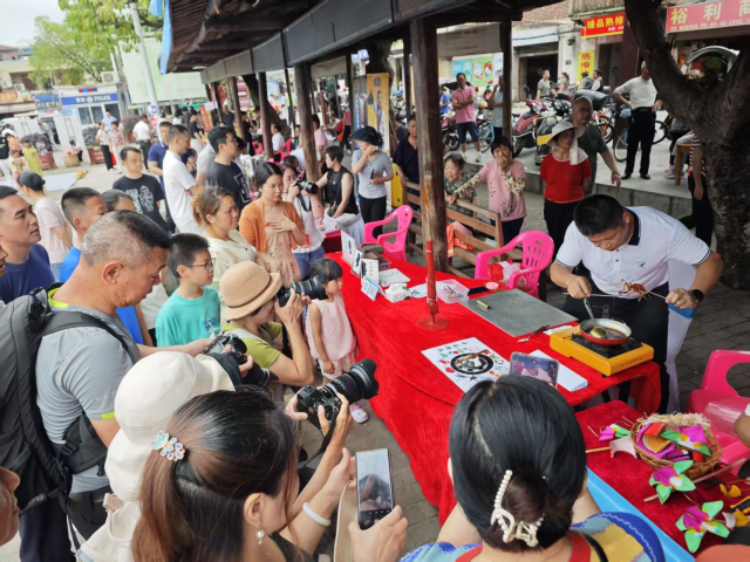 在今年五月龙川县举办的“中国旅游日”活动集市上，刘强和学员们一起出摊。