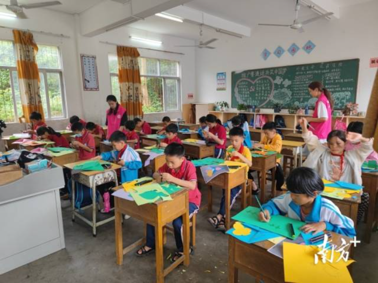 “四点半课堂”有效衔接了家校教育，解决了家长们的后顾之忧。受访单位提供 