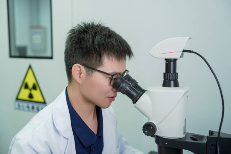 陈森华在研究海洋海洋天然产物。